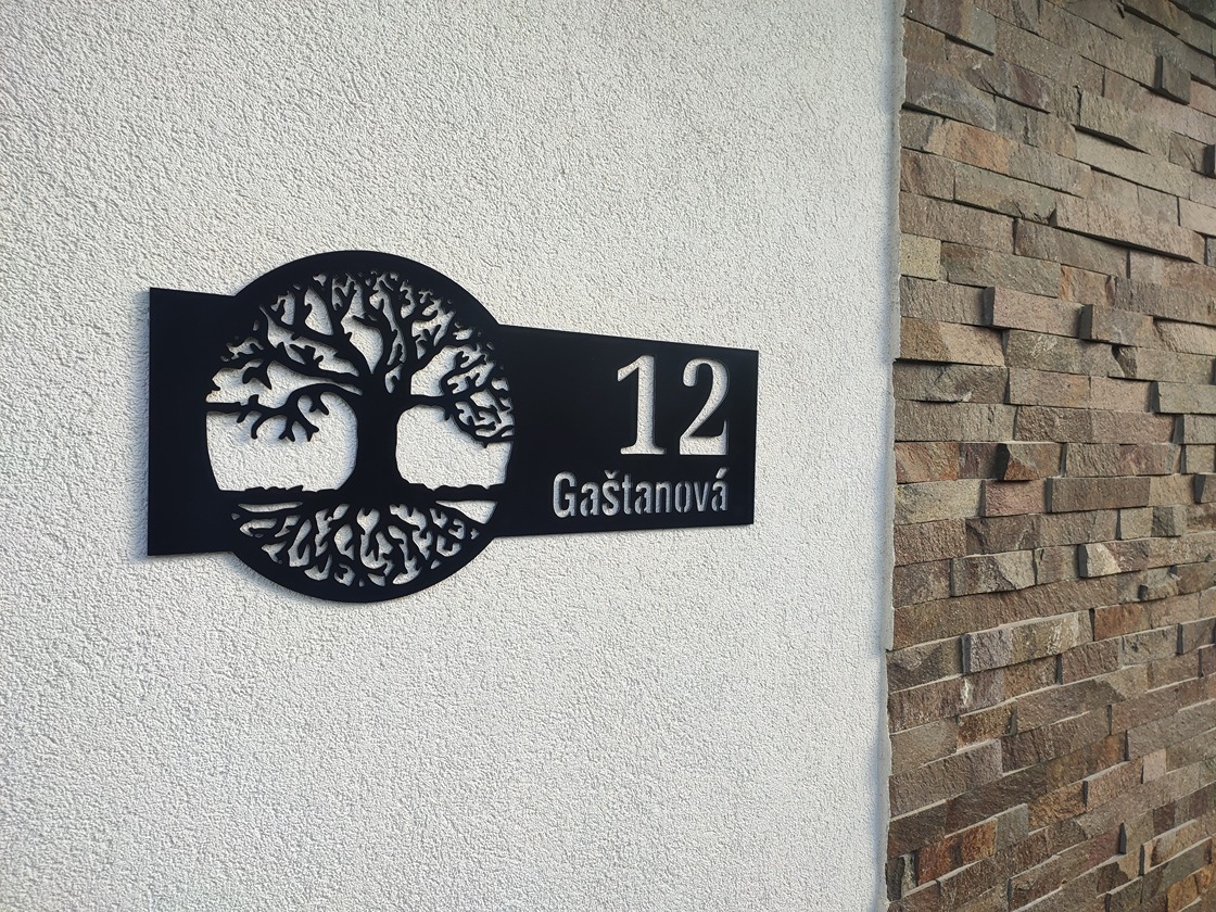 Detail upevnění domovního čísla lepidlem